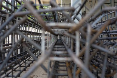 Beton yapıyı güçlendirmek için üst görünüm çelik yığınına odaklanır.