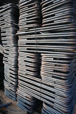 İnşaat alanındaki beton yapıyı güçlendirmek için yakın çekim çelik yığını