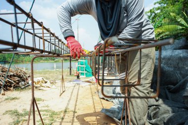 Çelik takviye beton yapı inşaat sahasında için yapıyor işçi