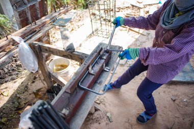 Çelik takviye beton yapı inşaat sahasında için yapıyor işçi