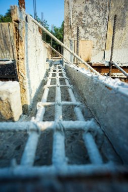 Beton yapıyı güçlendirmek için çelik işçiliği