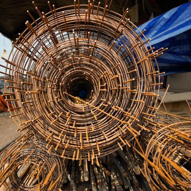 İnşaat alanındaki beton yapıyı güçlendirmek için paslı tel örgü rulosu.