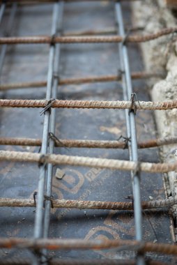 İnşaat alanındaki beton yapıyı güçlendirmek için yakın plan çelik işçiliği