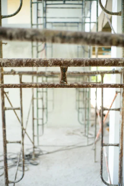 Nahaufnahme von alten, verrosteten Gerüsten auf der Baustelle — Stockfoto