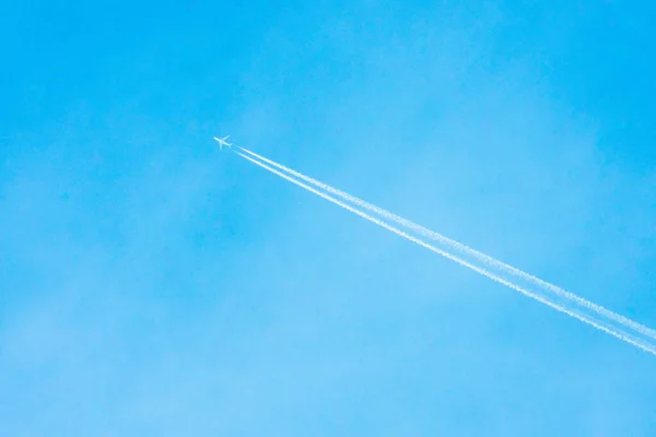 飞机在晴朗的蓝天中飞行 沿途有白色的小径 高速尾迹喷射机 — 图库照片
