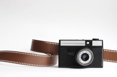 Retro kamera ve film beyaz arkaplanda