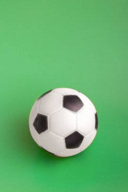 Küre ve futbol topu beyaz arka planda. 10 Aralık, Dünya Futbol Günü