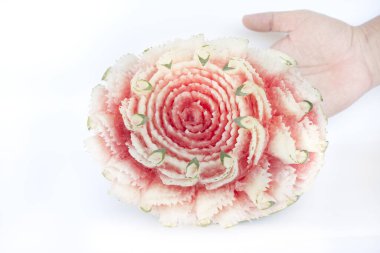 Beyaz arkaplanda oyulmuş karpuz