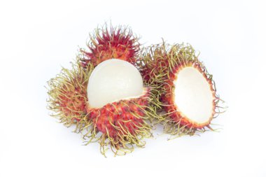 Beyaz arkaplanda taze rambutan