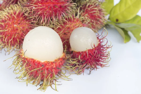 Rambutan fresco sobre fondo blanco — Foto de Stock