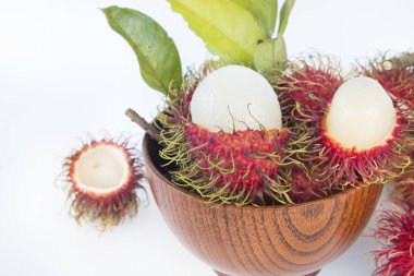 Beyaz arkaplanda taze rambutan