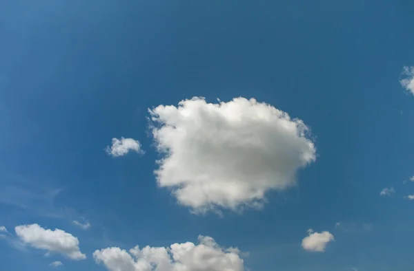 Espace ciel bleu avec nuage blanc pour faire fond de la nature — Photo