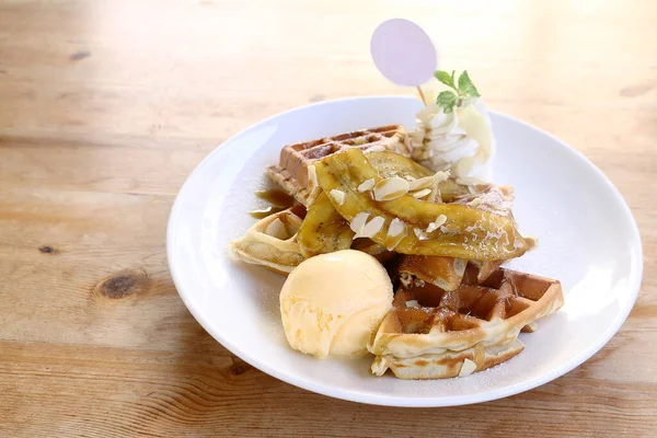 Vanilla ice cream with waffle and banana — Stock Photo, Image