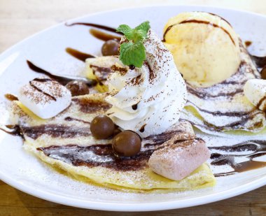 Krep ve kremalı vanilyalı dondurma.