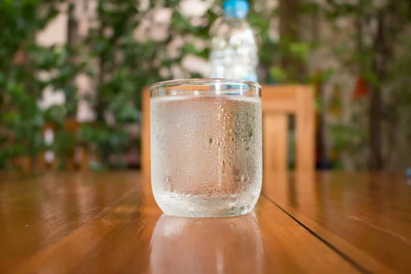 Bir bardak su, su ya da temiz su. Tahtaya konmuş su. — Stok fotoğraf