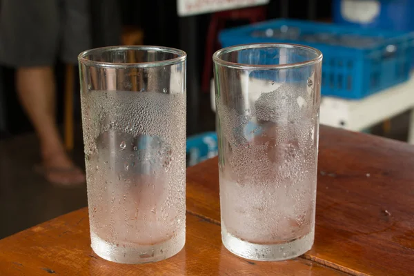 Primo piano del bicchiere vuoto con acqua caduta. — Foto Stock