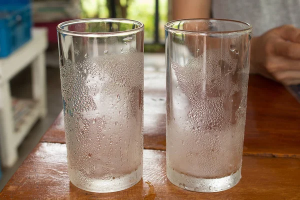 Primo piano del bicchiere vuoto con acqua caduta. — Foto Stock
