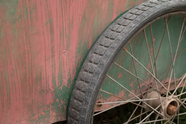 Close-up van een oud wagenwiel. — Stockfoto