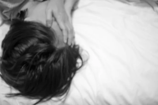 Wazig van jong meisje met verbergen gezicht op slaapkamer, Stop verkrachting conc — Stockfoto