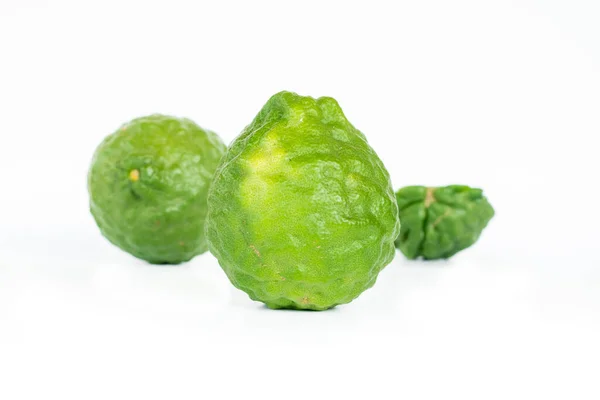 Kaffir Buah jeruk pada latar belakang putih, bergamot buah. — Stok Foto