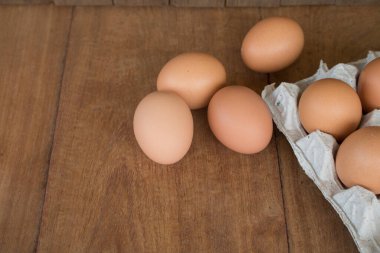 Tahta üzerinde taze kırsal yumurtalar.