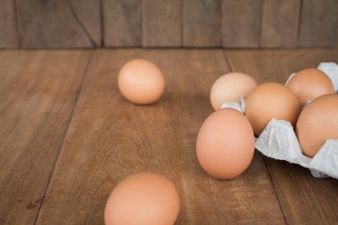 Tahta üzerinde taze kırsal yumurtalar.