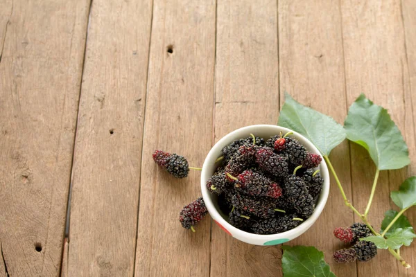 Maulbeere ist gesundes Obst für Saft auf Holztisch — Stockfoto