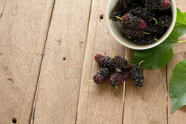 Maulbeere ist gesundes Obst für Saft auf Holztisch — Stockfoto