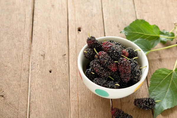 Maulbeere ist gesundes Obst für Saft auf Holztisch — Stockfoto