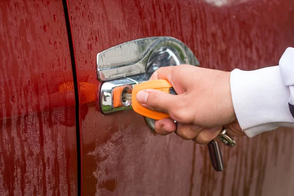 Primer plano de la mano está abriendo la manija del coche. —  Fotos de Stock