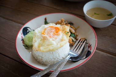 Tayland usulü kızarmış tavuk ve fesleğenli pilav ve sahanda yumurta.