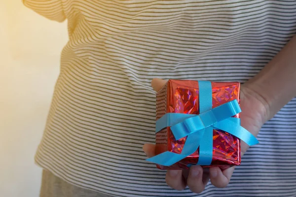 Azjatka jest ukryte walentynki prezent pudełko za jej plecami — Zdjęcie stockowe
