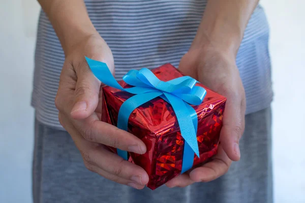 Asiatin hält Valentinstag-Geschenkbox in der Hand — Stockfoto