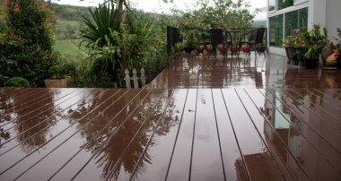 Yağmurdan sonra ıslak kapının ahşap zemininin kapatılması