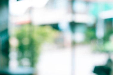 Bulanık ışıklar pencerelerden odaya filtrelenmiş mavi renkler.