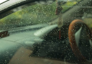 Araba yüzeyine yağmur damlaları, oto yıkama, otomatik arabada siyah araba. 