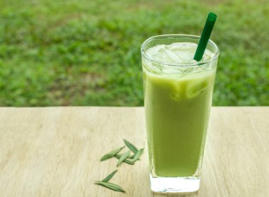 Ev yapımı Matcha buzlu yeşil çayı sütlü, sütlü latte çayı
