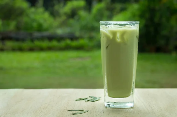 Маття ледяной зеленый чай с молоком, Латте чай с молоком — стоковое фото