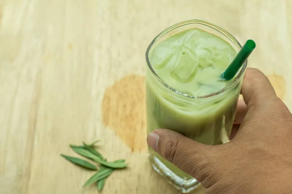 Mão segurando Casa feita Matcha chá verde gelado com leite, Latte Te — Fotografia de Stock