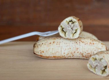 Muz yapmak için ızgara muz ve tatlı.