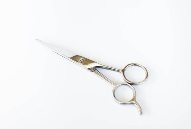 Beyaz arkaplanda saç kesimi için profesyonel makas