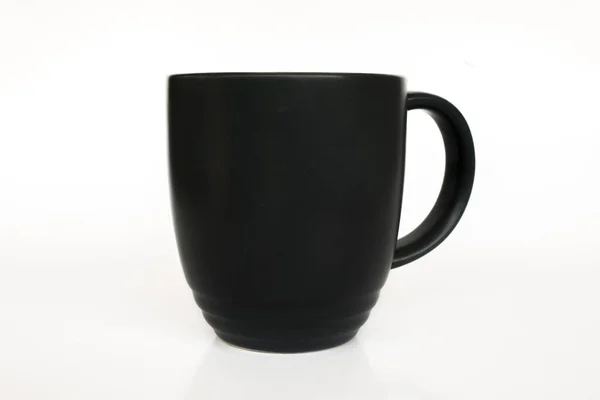 Caneca de café preto isolado no fundo branco — Fotografia de Stock