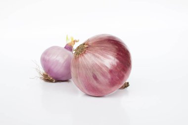 Beyaz arkaplanda Shallot 'ların kapatılması