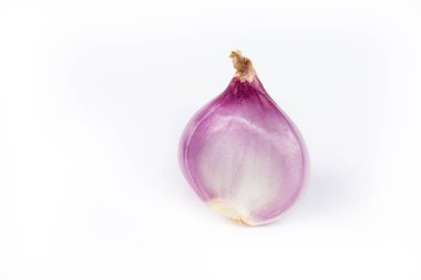 Beyaz arkaplanda Shallot 'ların kapatılması