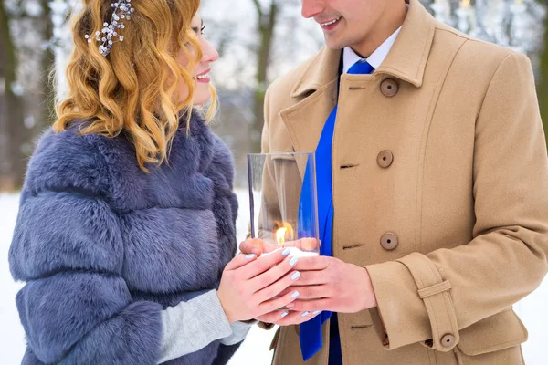 zengin şık mutlu brideholding eller birbirinize mumlar ile bakın