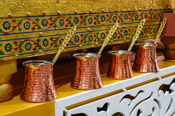 Eski stil bakır kahve pot cezve ve fasulye plaka üzerinde