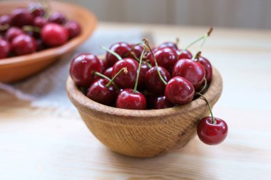 Tahta masada taze kirazlar.