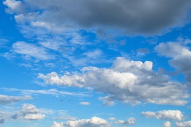 Uçsuz bucaksız mavi gökyüzü ve bulutlar