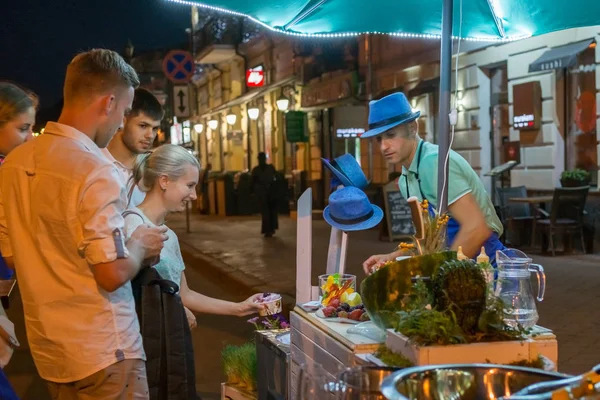 İnsanlar yerel sokak gıda tadını çıkarın. Kiev, Ukrayna yaz akşamları.