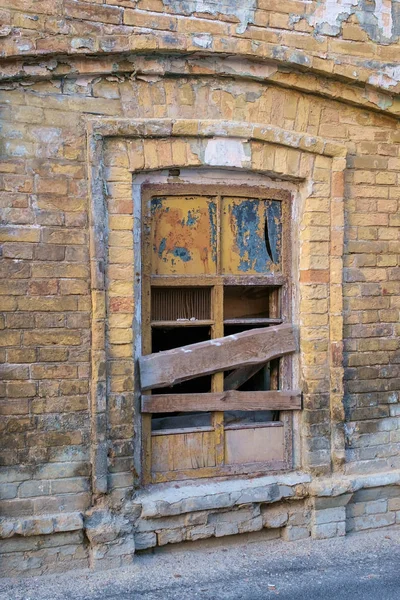 Vieux mur de briques et fenêtre — Photo